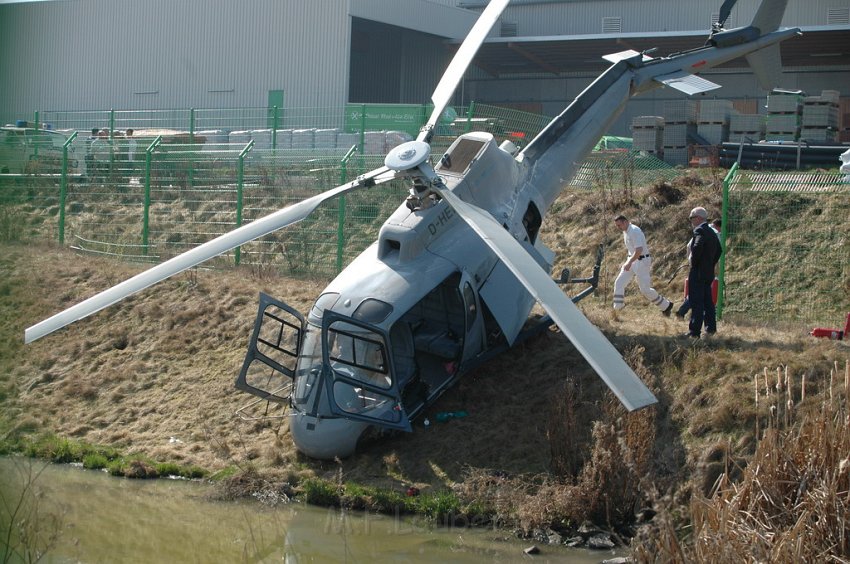 Hubschrauber abgestuerzt in Grafschaft P03.JPG